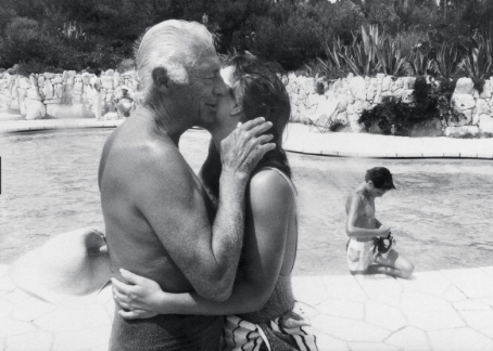 Gianni Agnelli kissing Koo Stark, 1986